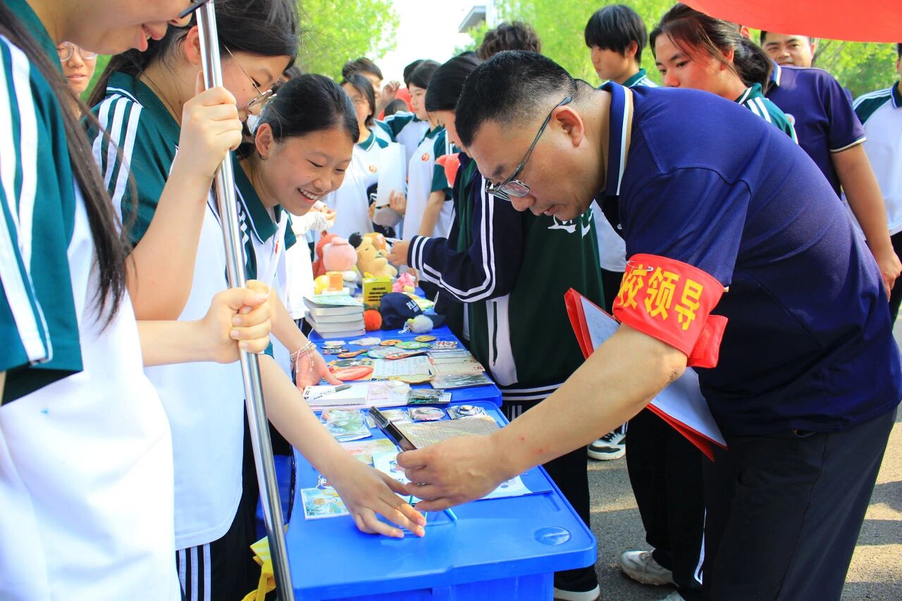 青春不设限 旧物焕新生——山东运河职业中专跳蚤市场活动圆满落幕(图12) 青春不设限 旧物焕新生——山东运河职业中专跳蚤市场活动圆满落幕(图12)