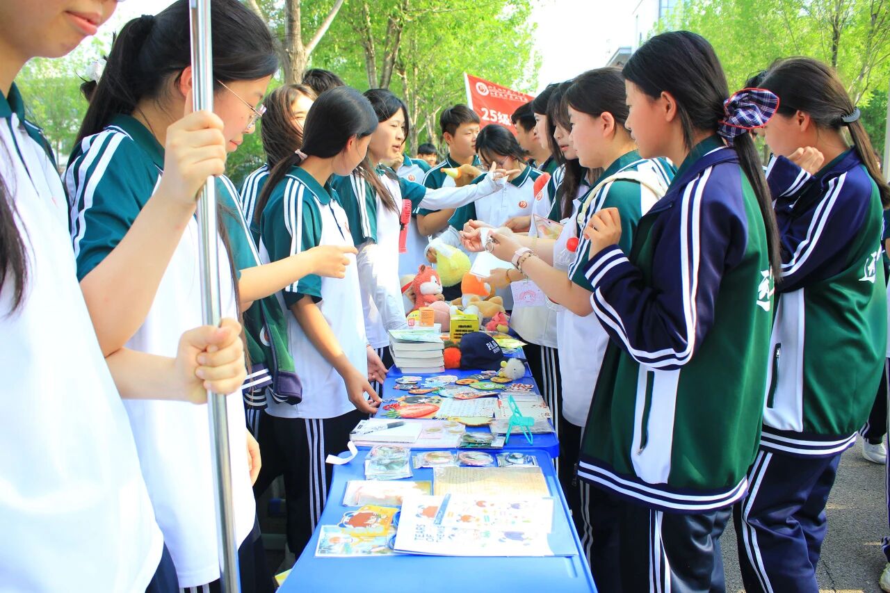 青春不设限 旧物焕新生——山东运河职业中专跳蚤市场活动圆满落幕(图4) 青春不设限 旧物焕新生——山东运河职业中专跳蚤市场活动圆满落幕(图4)