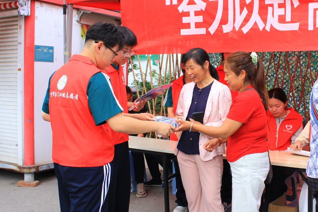 志愿助考 情暖考场——山东运河职业中专开展高考志愿服务活动(图5) 志愿助考 情暖考场——山东运河职业中专开展高考志愿服务活动(图5)