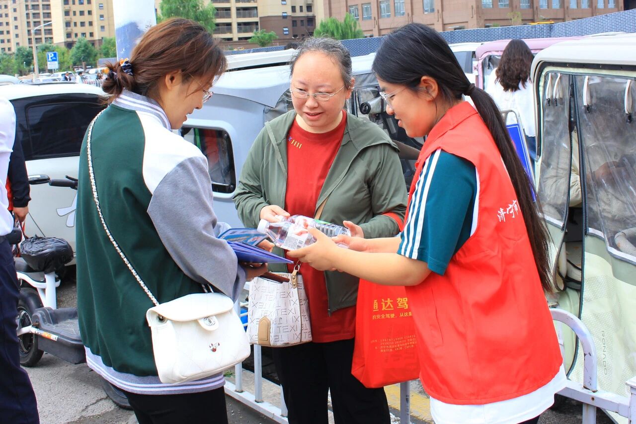 志愿助考 情暖考场——山东运河职业中专开展高考志愿服务活动(图8) 志愿助考 情暖考场——山东运河职业中专开展高考志愿服务活动(图8)