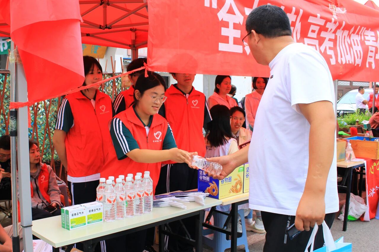 志愿助考 情暖考场——山东运河职业中专开展高考志愿服务活动(图6) 志愿助考 情暖考场——山东运河职业中专开展高考志愿服务活动(图6)