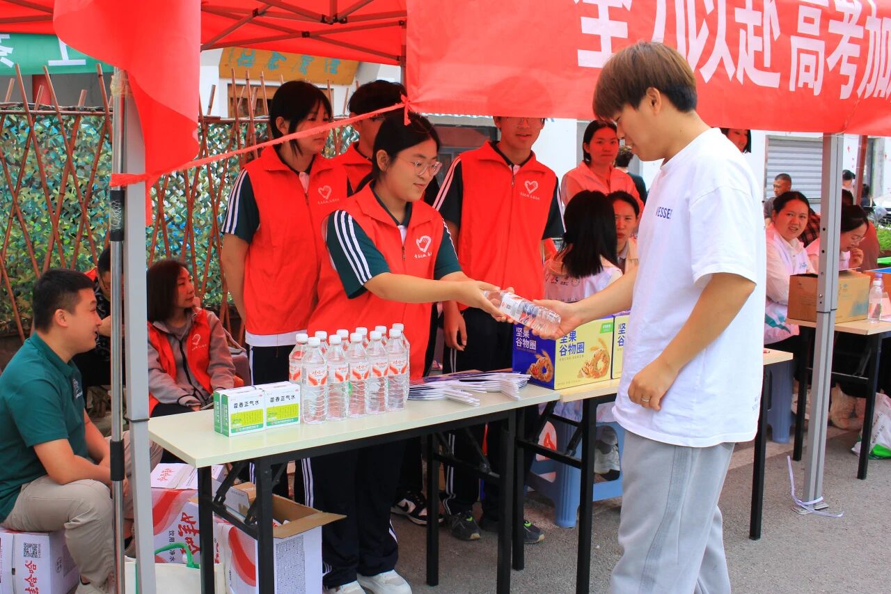 志愿助考 情暖考场——山东运河职业中专开展高考志愿服务活动(图7) 志愿助考 情暖考场——山东运河职业中专开展高考志愿服务活动(图7)