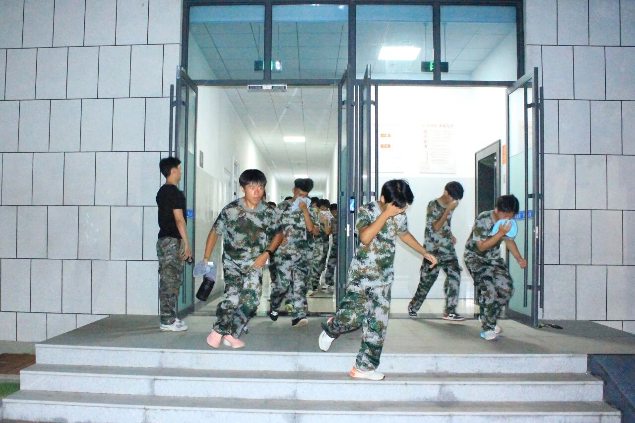 筑牢安全防线 守护校园平安 —— 山东运河职业中专开展26级新生夜间消防应急演练(图10) 筑牢安全防线 守护校园平安 —— 山东运河职业中专开展26级新生夜间消防应急演练(图10)