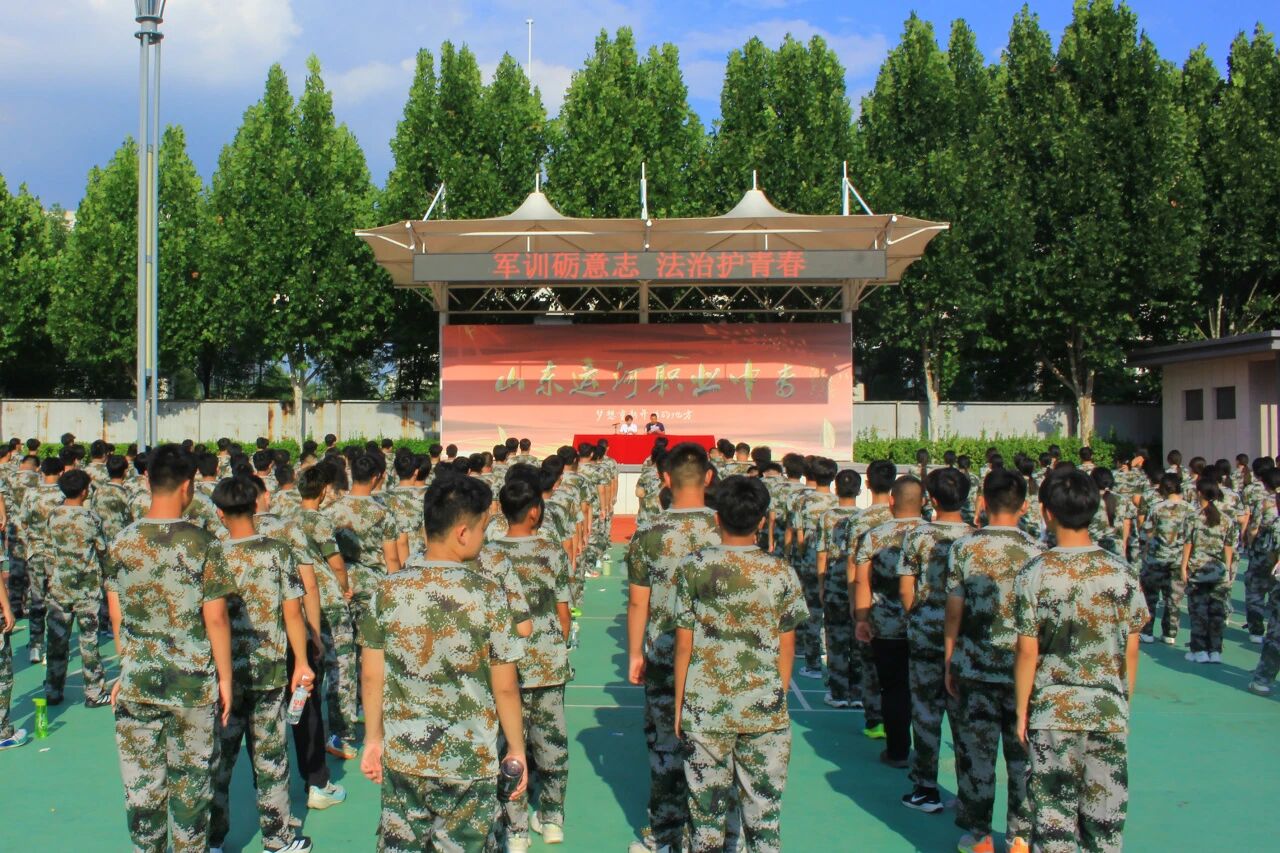 法护青春 护航成长——山东运河职业中专开展26级新生法治教育专题讲座(图1) 法护青春 护航成长——山东运河职业中专开展26级新生法治教育专题讲座(图1)